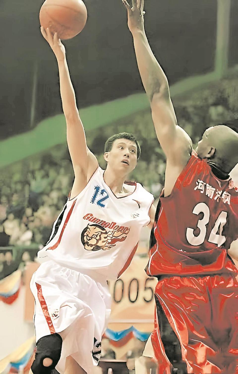 黑白直播nba-名宿退役，球迷缅怀篮球传奇的简单介绍