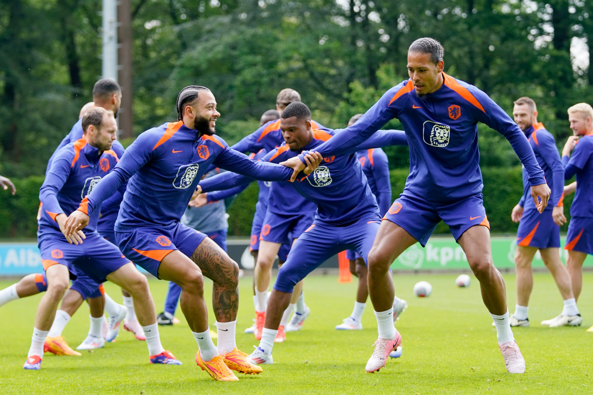 荷兰队力克对手，赢得一场胜利