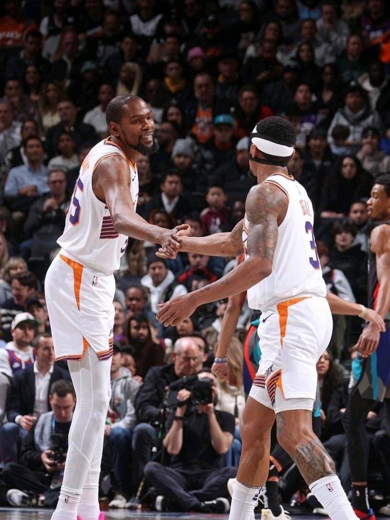 黑白直播免费体育直播-篮网客场击败热火：拉塞尔率队逆转对方展现实力表现出色的简单介绍