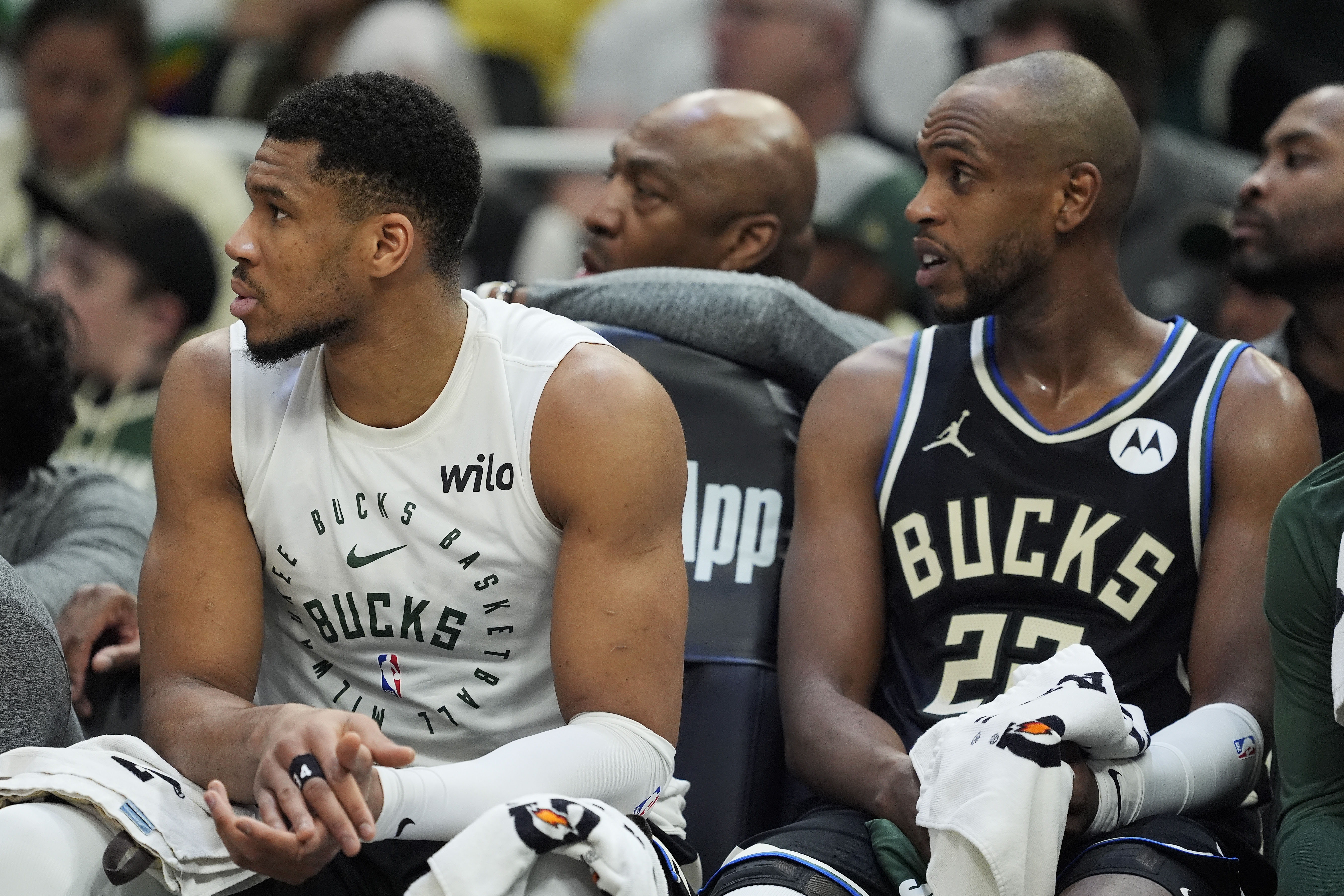 雄鹿后卫米德尔顿调整状态,带领球队逆转战绩 雄鹿后卫米德尔顿调整状态,带领球队逆转战绩