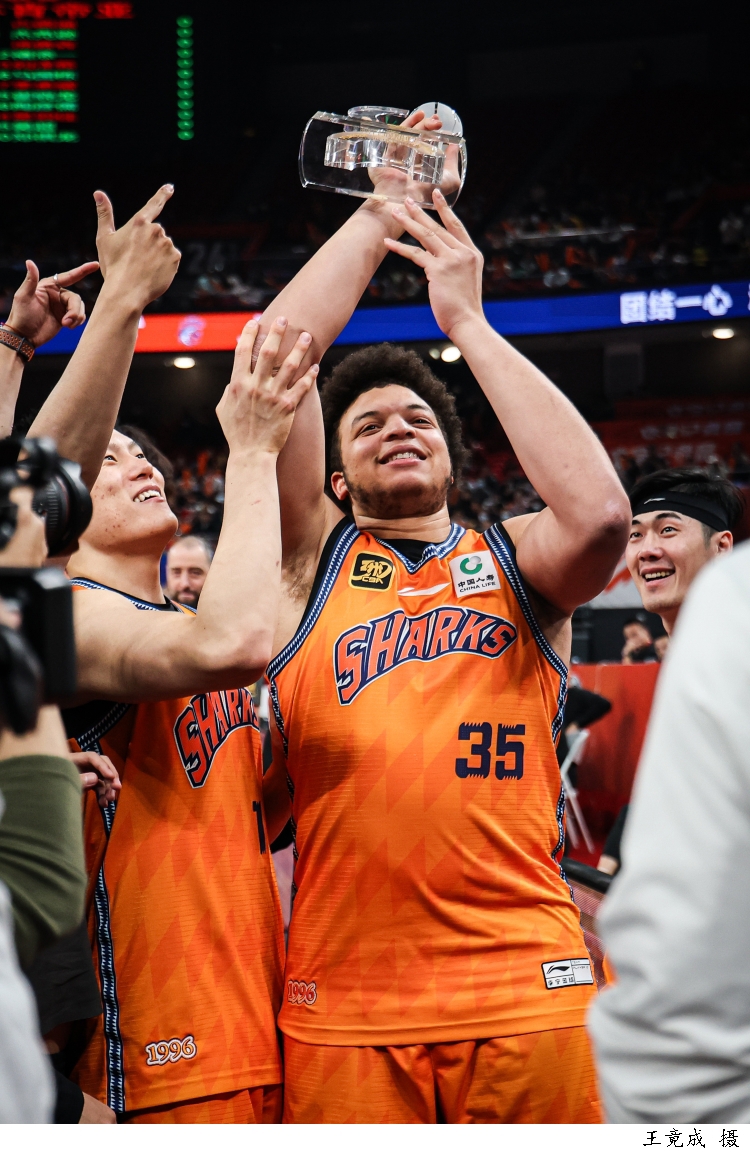 上海男篮击败重庆队,晋级决赛 上海男篮击败重庆队,晋级决赛