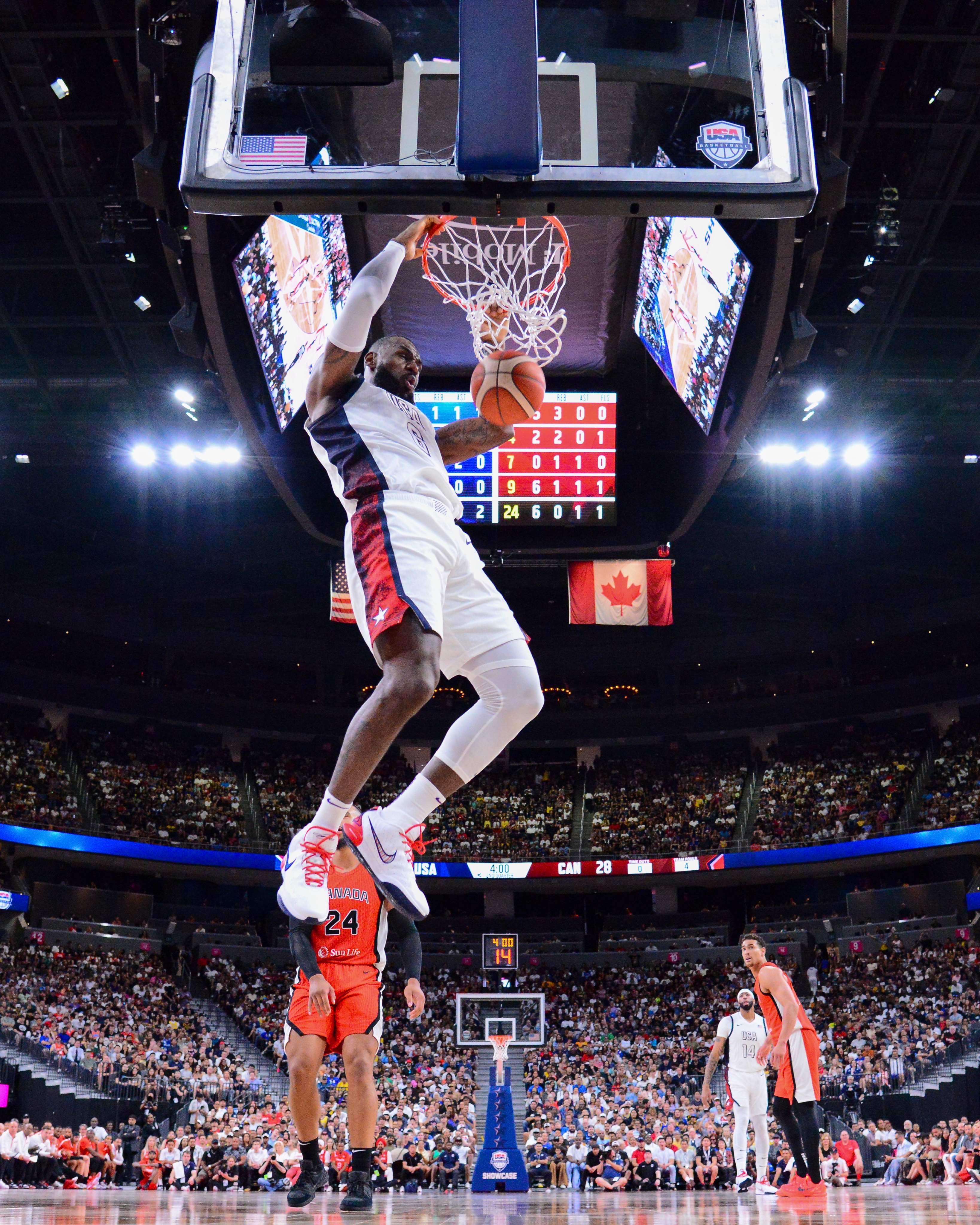 全球热播的篮球比赛成为体育精彩瞬间