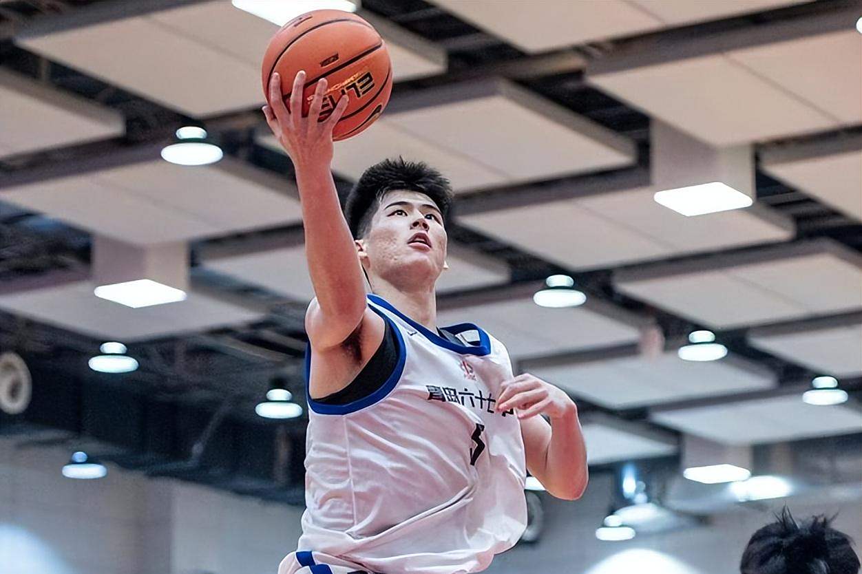 黑白直播nba-球员精神面貌焕发，关键时刻发挥创造奇迹