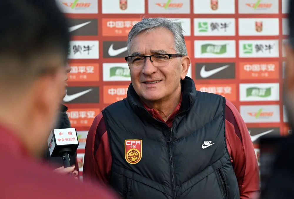 比赛结束后，球队球员面临媒体采访压力