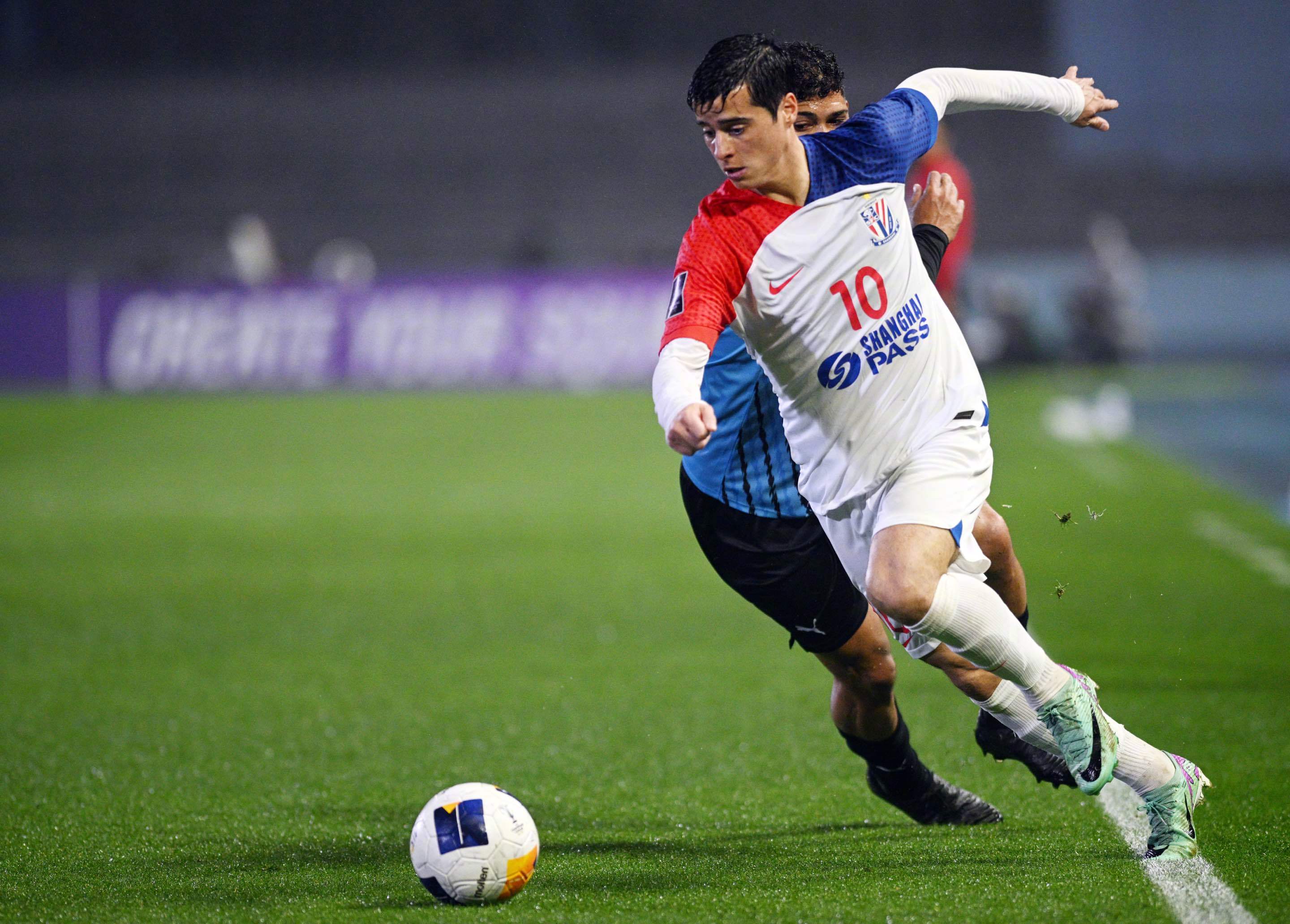 比赛中球员展现独特技术，新闻焦点