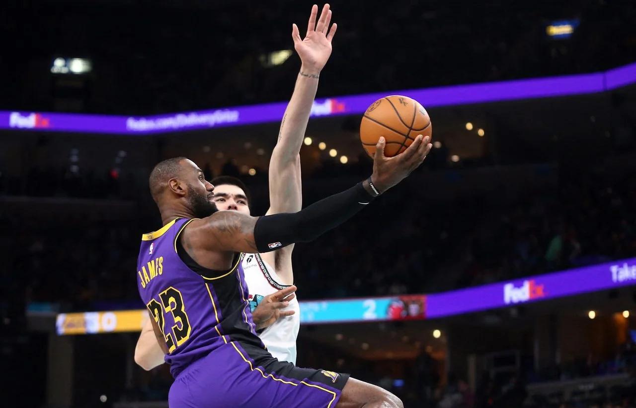 包含湖人客场擒灰熊，詹姆斯神奇准绝杀的词条