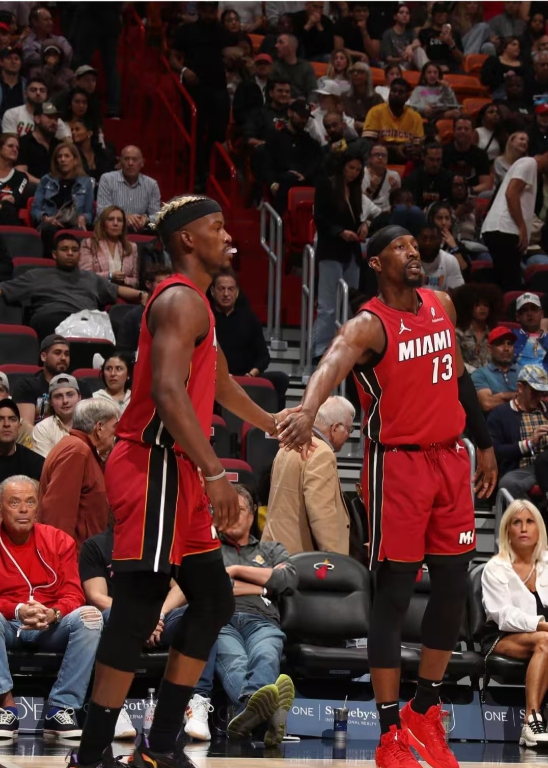 黑白直播体育-热火队击溃篮网，取得两连胜