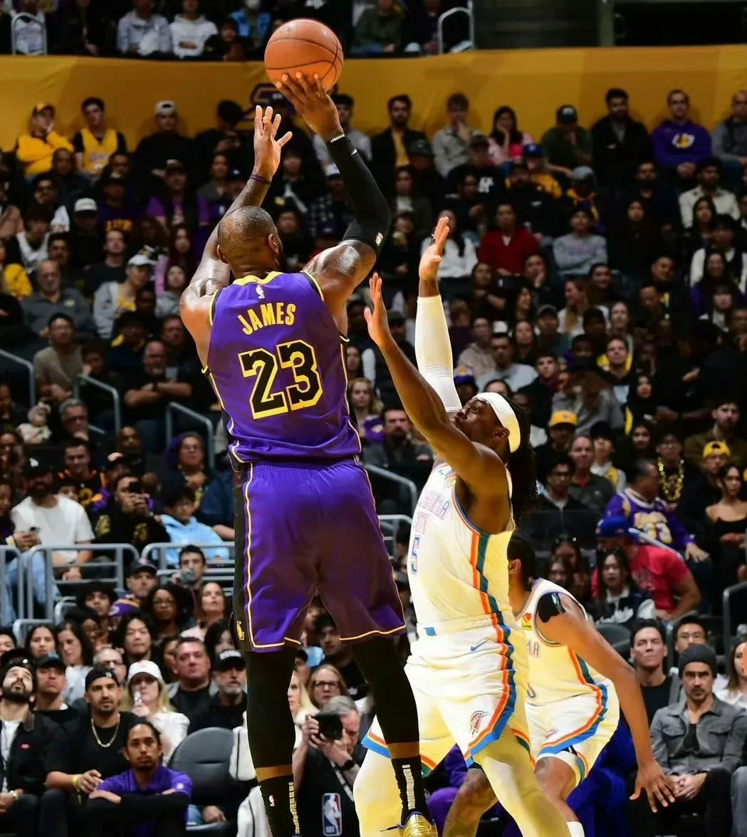 黑白直播免费体育直播-包含湖人客场不敌雷霆，詹姆斯表现普通的词条