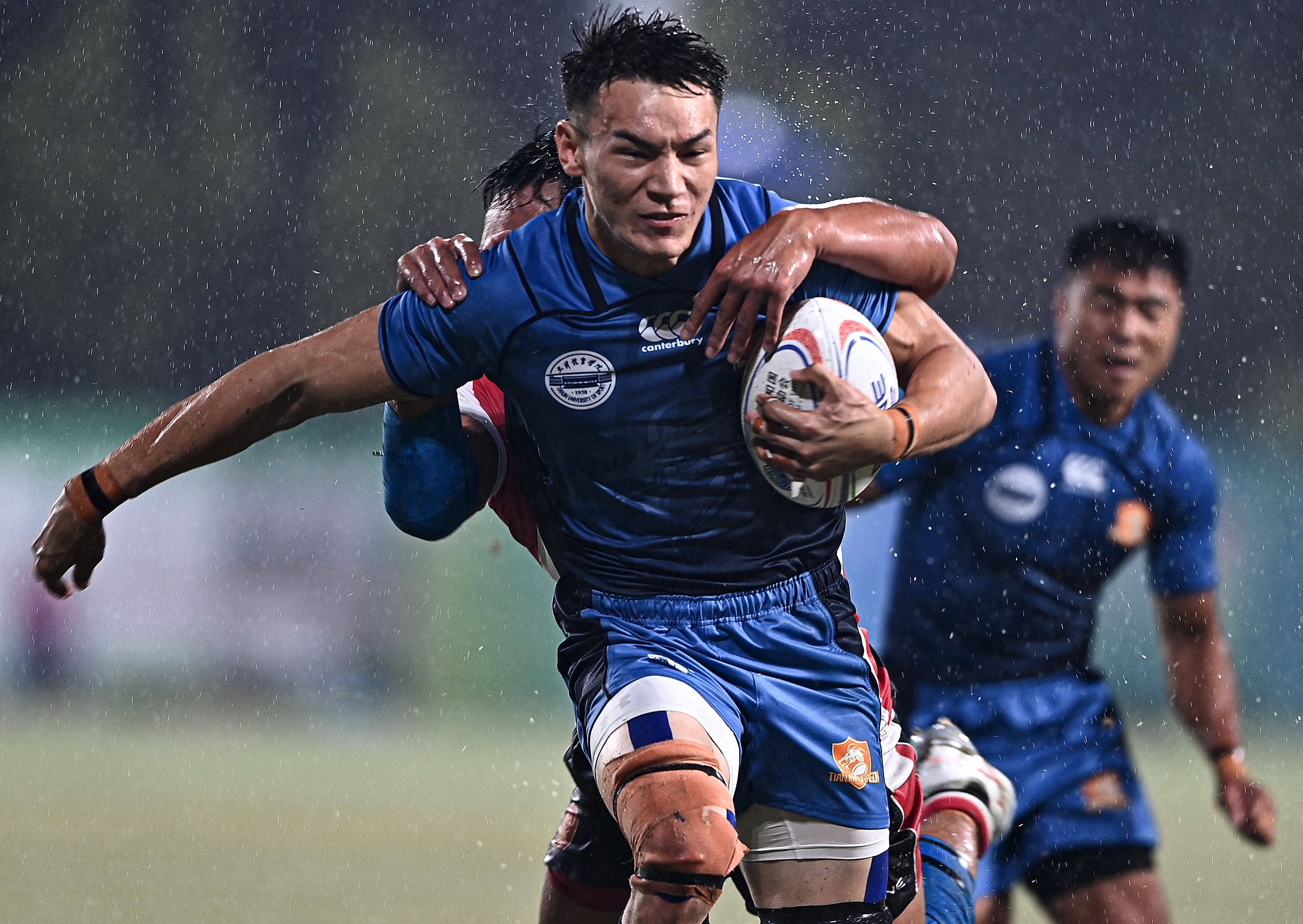 橄榄球选手刷新世界纪录，震撼全场