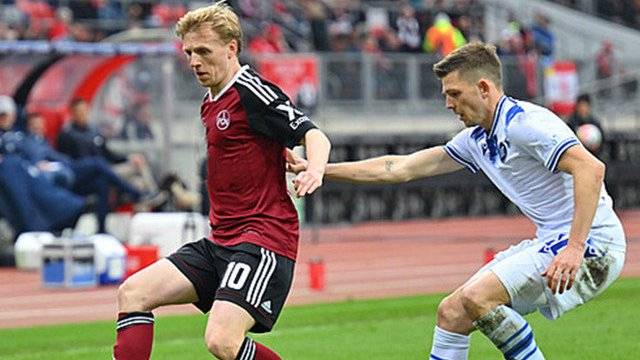 柏林赫塔球员受伤下场,提前换人 柏林赫塔球员受伤下场,提前换人